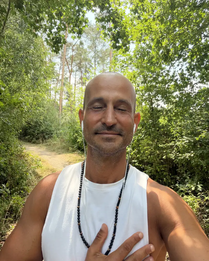 Victor Molina Megias im Wald, die Hand auf dem Herzen